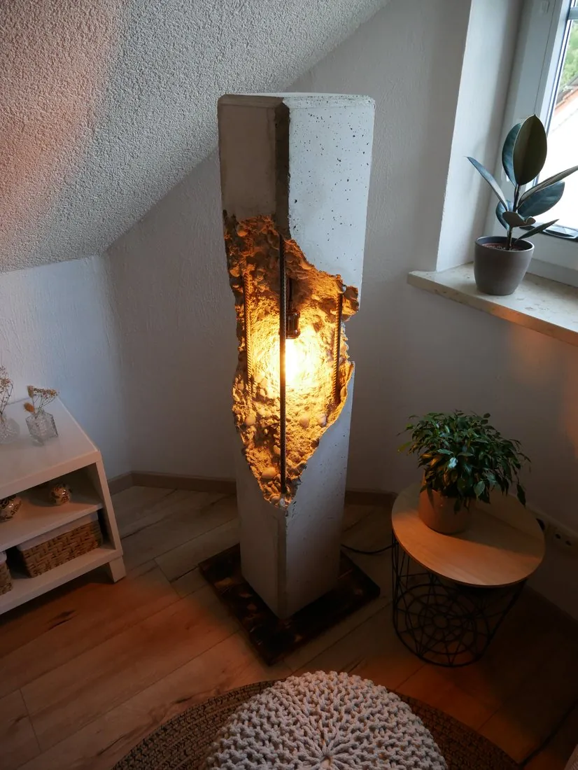 MONOLITH TITAN – Stehlampe aus Beton, 130 cm hoch