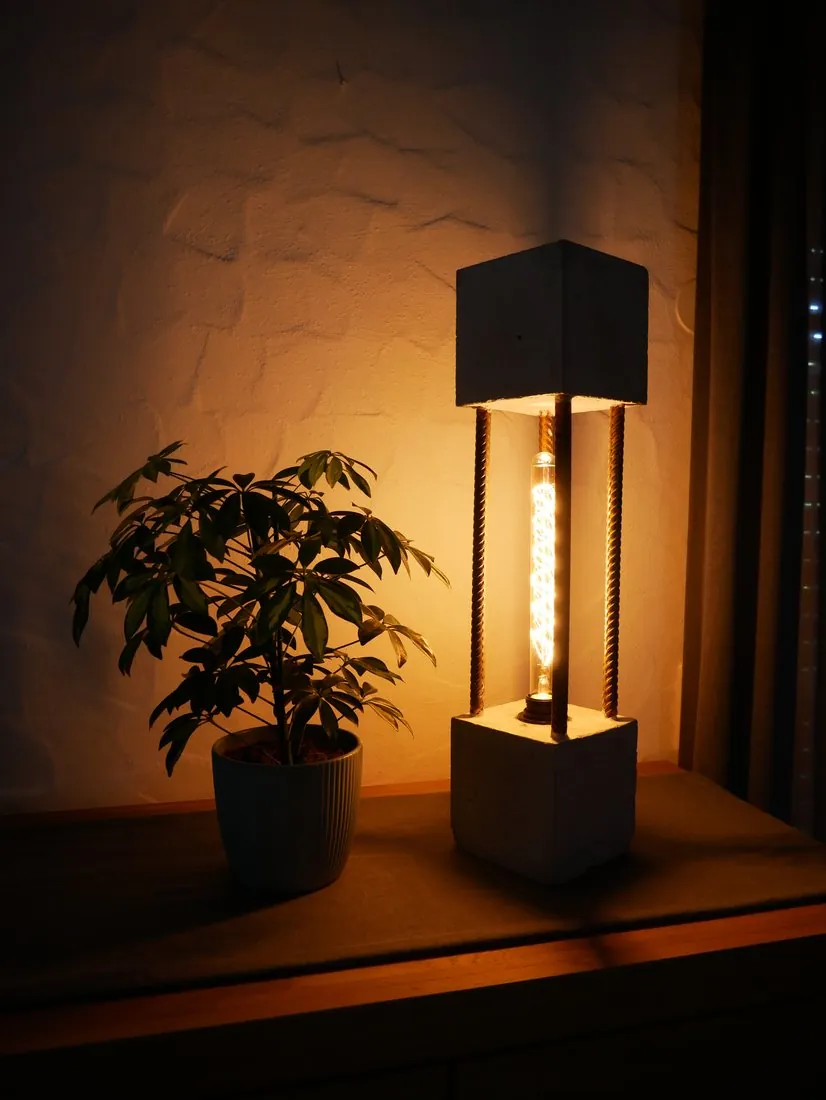 MONOLITH BRUT – kleine Tischlampe aus Beton, 65 cm hoch